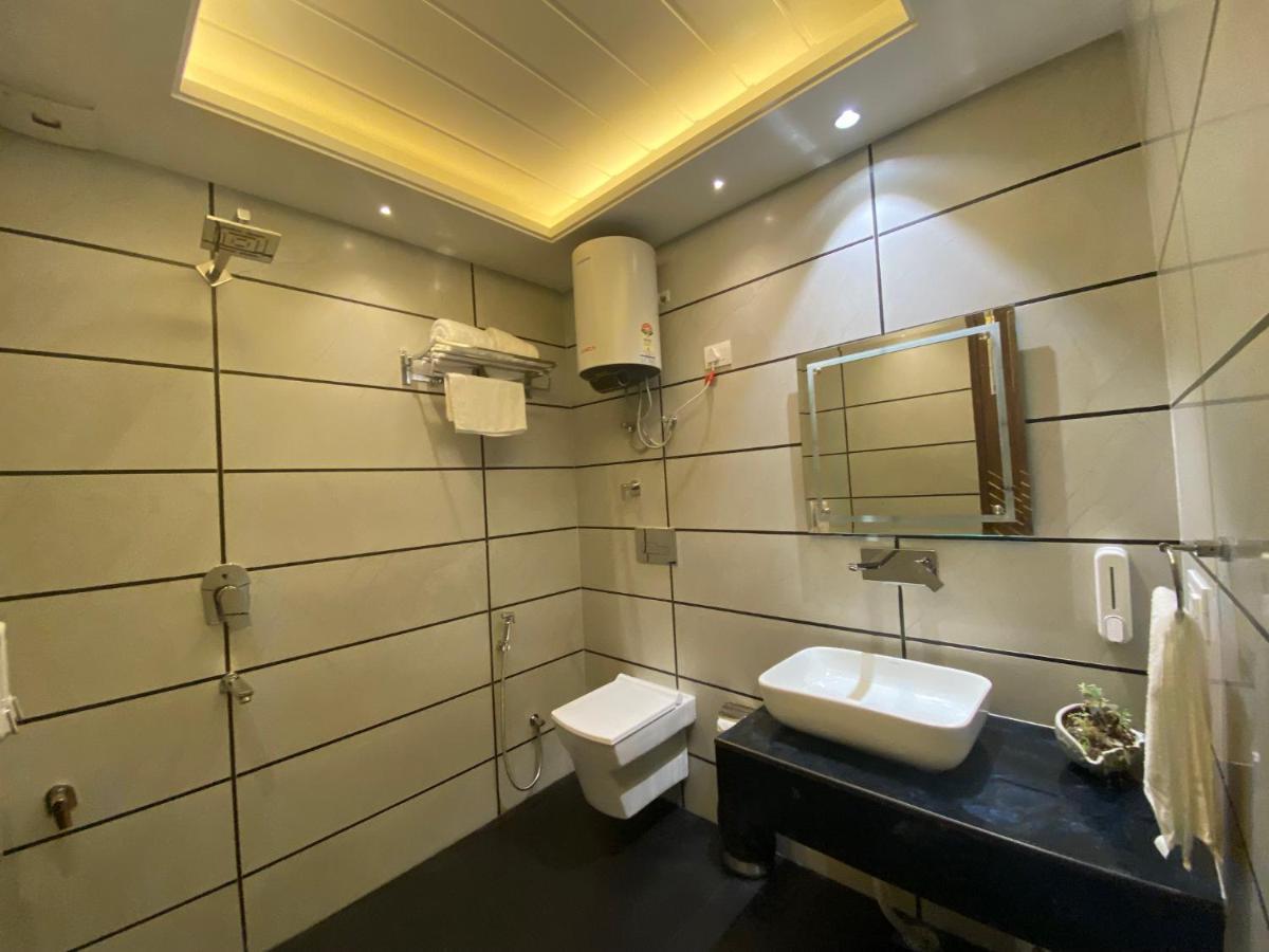The Westberry 50Mtrs Offroading And 50 Mtrs Nature Path Bed & Breakfast Shimla Ngoại thất bức ảnh